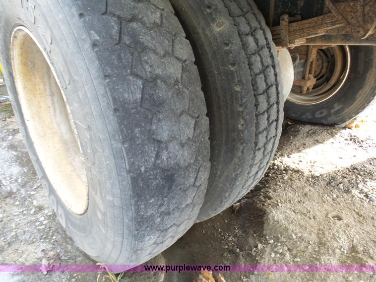 image for item K5488 2004 International DuraStar 4300 fuel truck