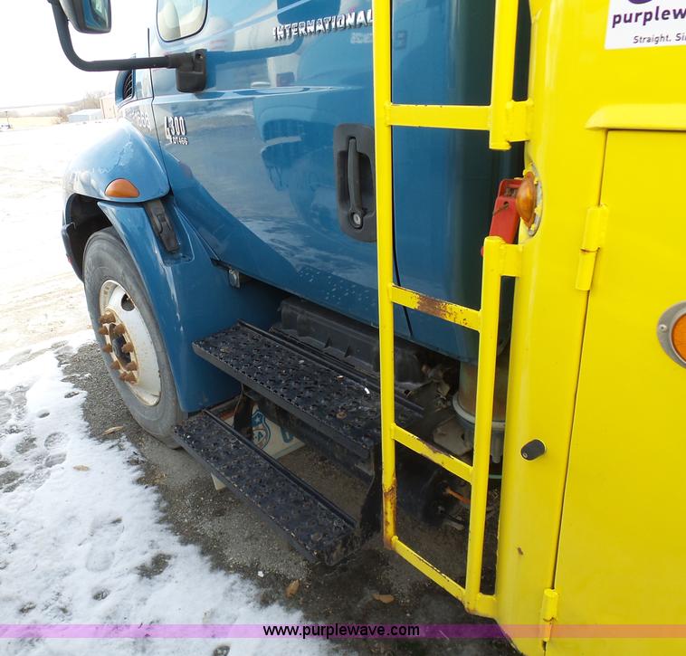 image for item K5488 2004 International DuraStar 4300 fuel truck