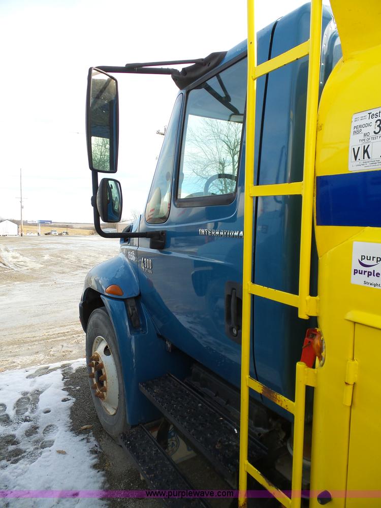 image for item K5488 2004 International DuraStar 4300 fuel truck