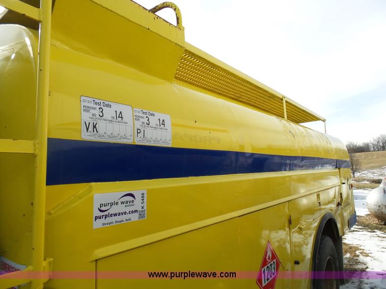 image for item K5488 2004 International DuraStar 4300 fuel truck