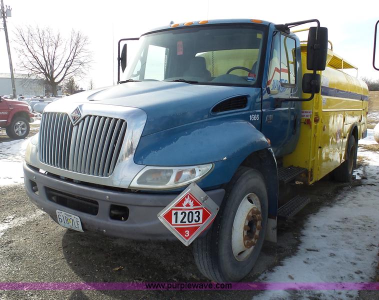 image for item K5488 2004 International DuraStar 4300 fuel truck