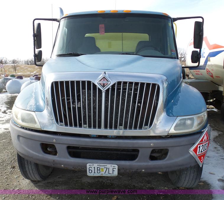 image for item K5488 2004 International DuraStar 4300 fuel truck