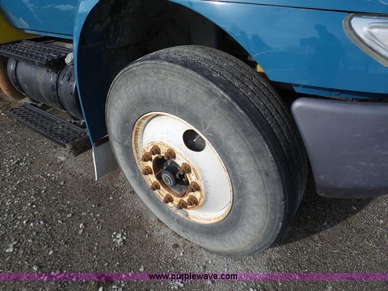 image for item K5488 2004 International DuraStar 4300 fuel truck