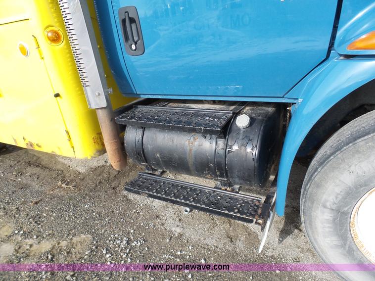 image for item K5488 2004 International DuraStar 4300 fuel truck