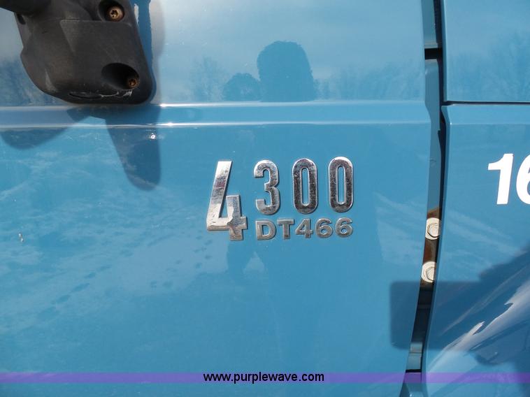 image for item K5488 2004 International DuraStar 4300 fuel truck