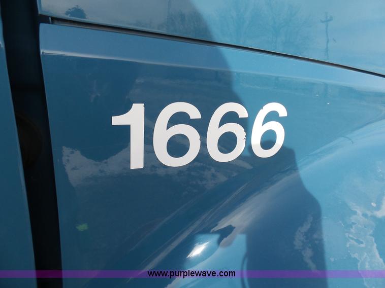 image for item K5488 2004 International DuraStar 4300 fuel truck