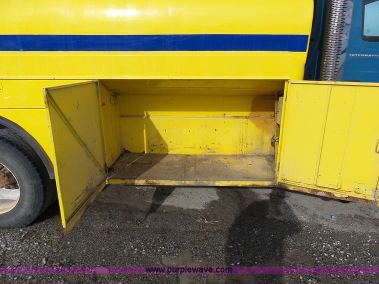 image for item K5488 2004 International DuraStar 4300 fuel truck
