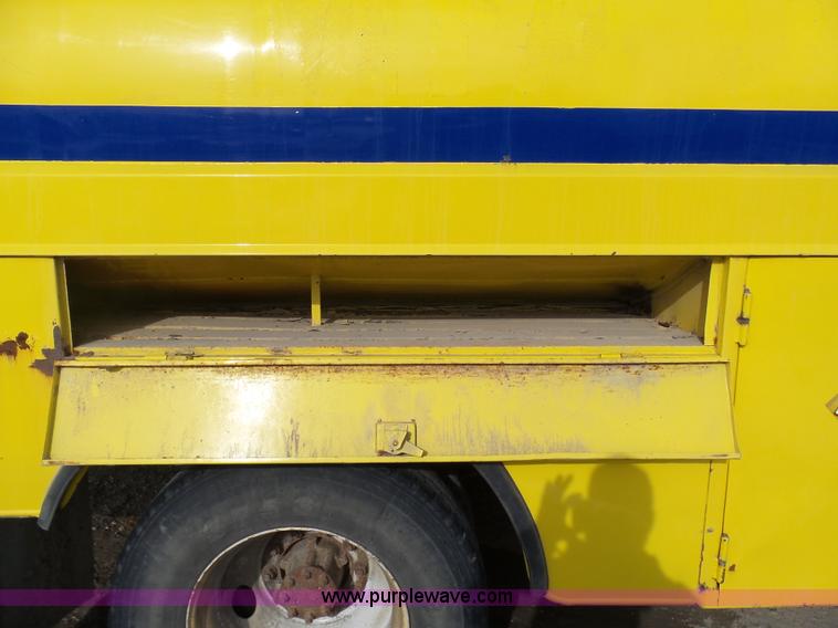 image for item K5488 2004 International DuraStar 4300 fuel truck