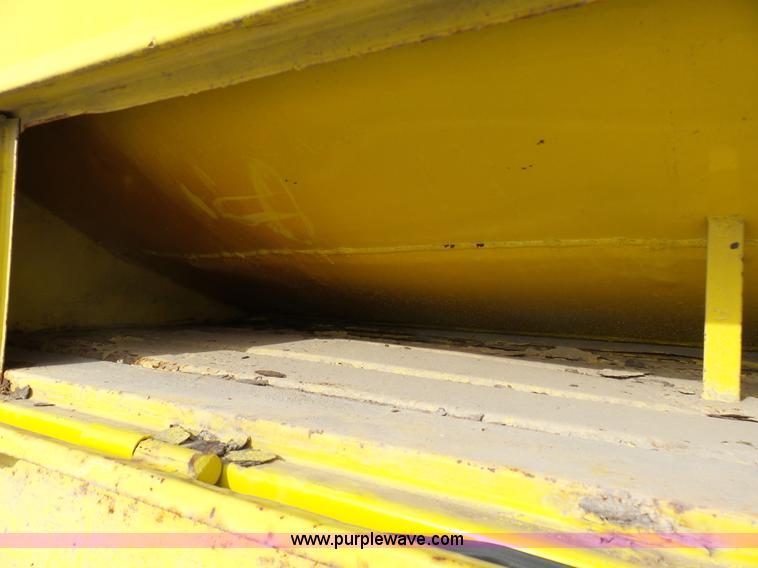 image for item K5488 2004 International DuraStar 4300 fuel truck