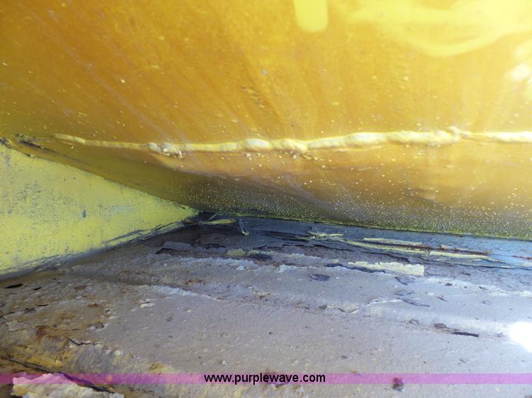 image for item K5488 2004 International DuraStar 4300 fuel truck