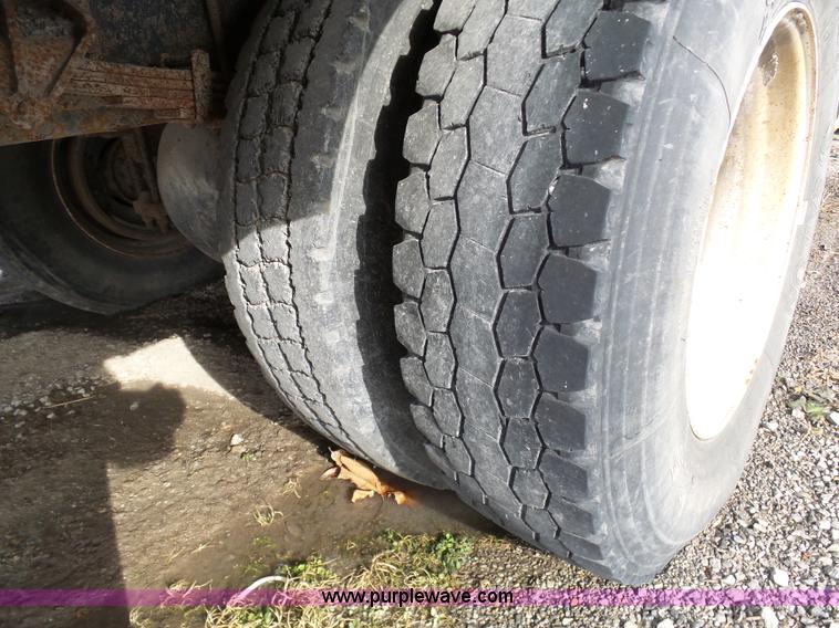 image for item K5488 2004 International DuraStar 4300 fuel truck