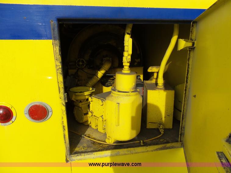 image for item K5488 2004 International DuraStar 4300 fuel truck