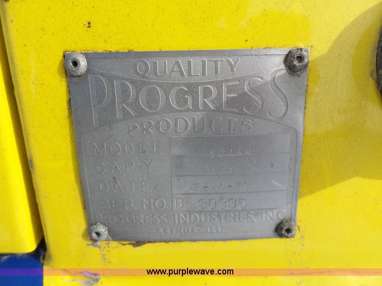 image for item K5488 2004 International DuraStar 4300 fuel truck