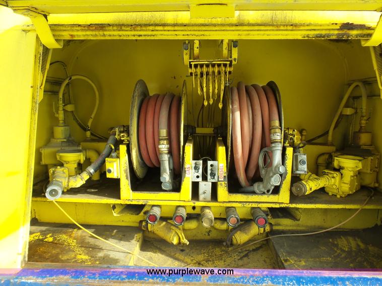 image for item K5488 2004 International DuraStar 4300 fuel truck