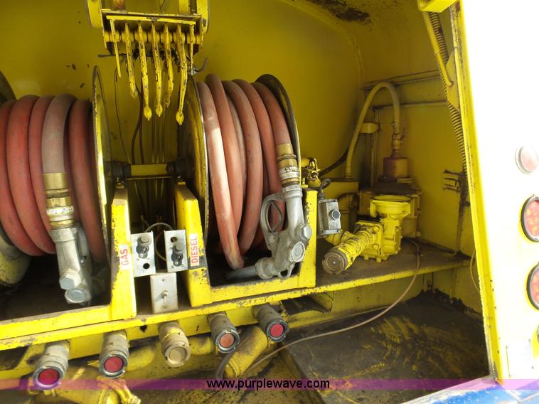 image for item K5488 2004 International DuraStar 4300 fuel truck