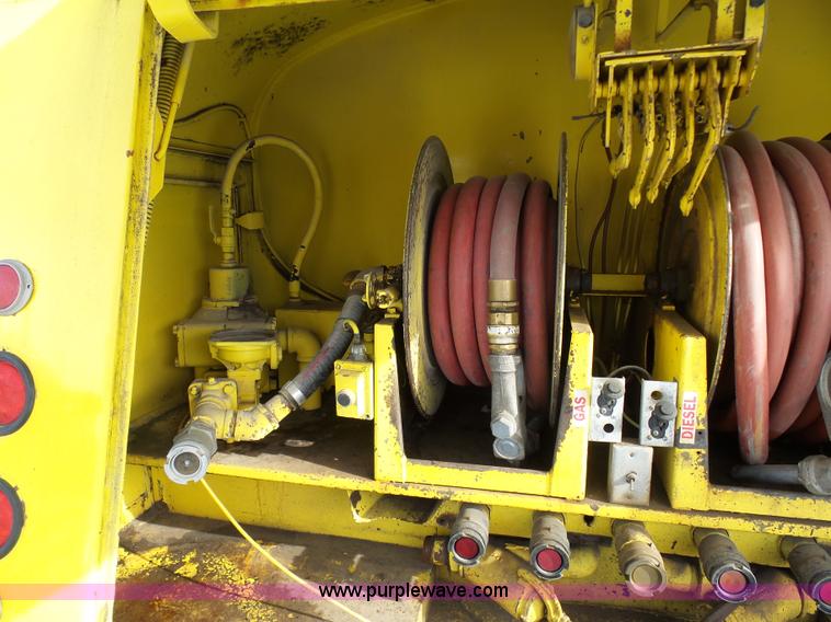 image for item K5488 2004 International DuraStar 4300 fuel truck