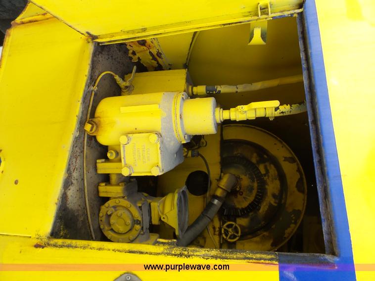 image for item K5488 2004 International DuraStar 4300 fuel truck