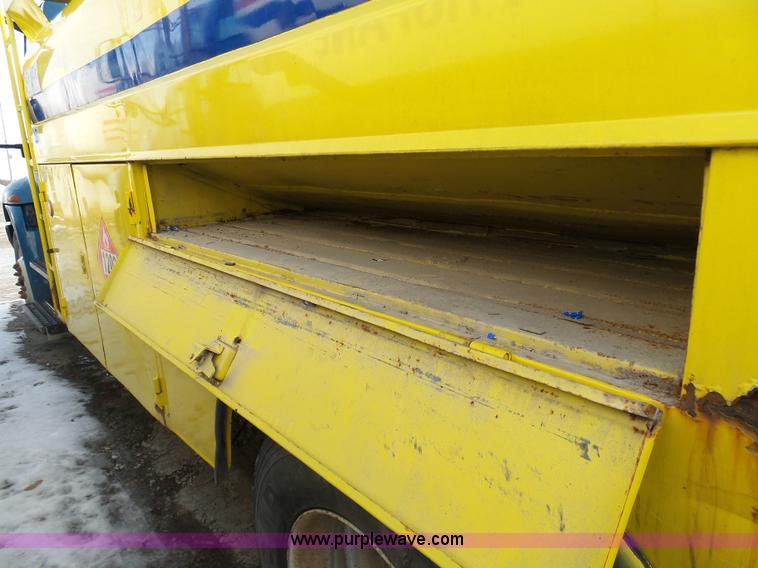 image for item K5488 2004 International DuraStar 4300 fuel truck