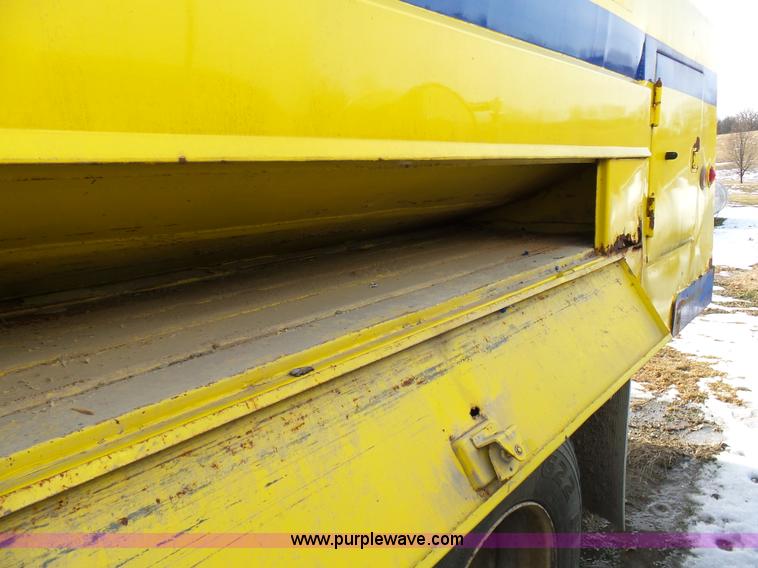 image for item K5488 2004 International DuraStar 4300 fuel truck