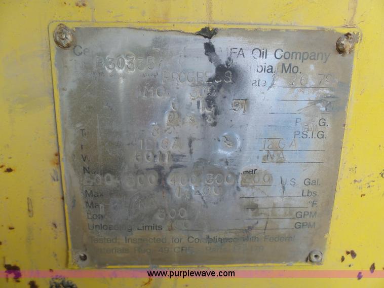 image for item K5488 2004 International DuraStar 4300 fuel truck