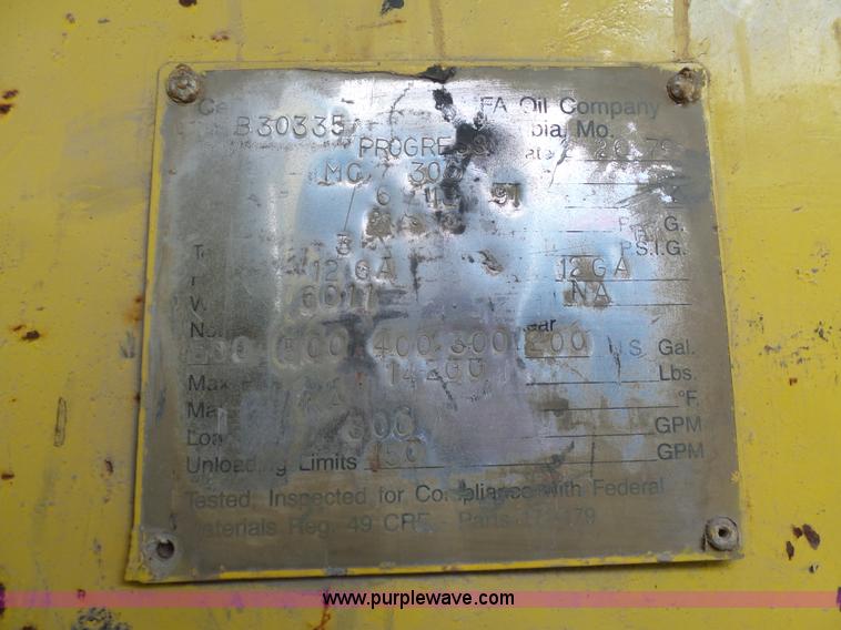 image for item K5488 2004 International DuraStar 4300 fuel truck