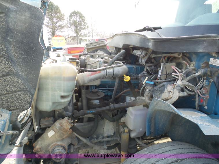 image for item K5488 2004 International DuraStar 4300 fuel truck