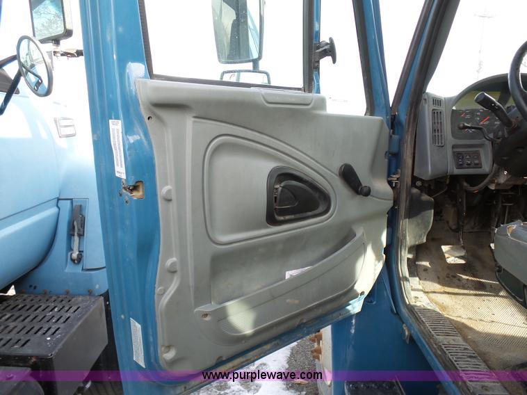 image for item K5488 2004 International DuraStar 4300 fuel truck