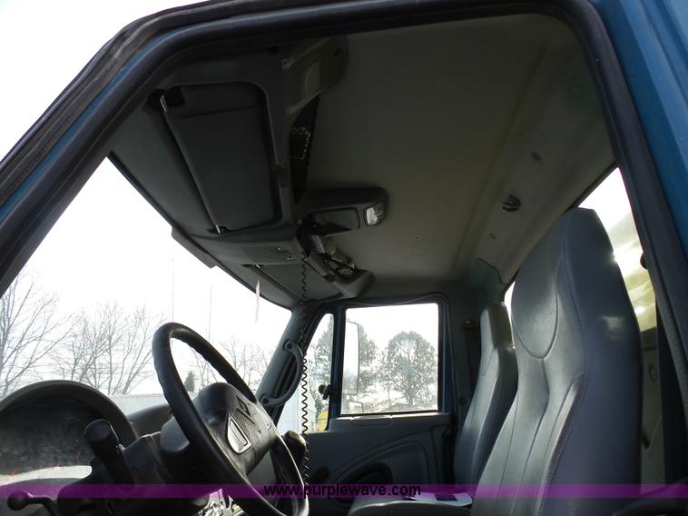 image for item K5488 2004 International DuraStar 4300 fuel truck