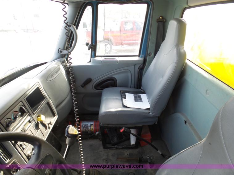 image for item K5488 2004 International DuraStar 4300 fuel truck