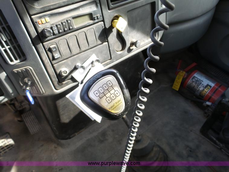 image for item K5488 2004 International DuraStar 4300 fuel truck