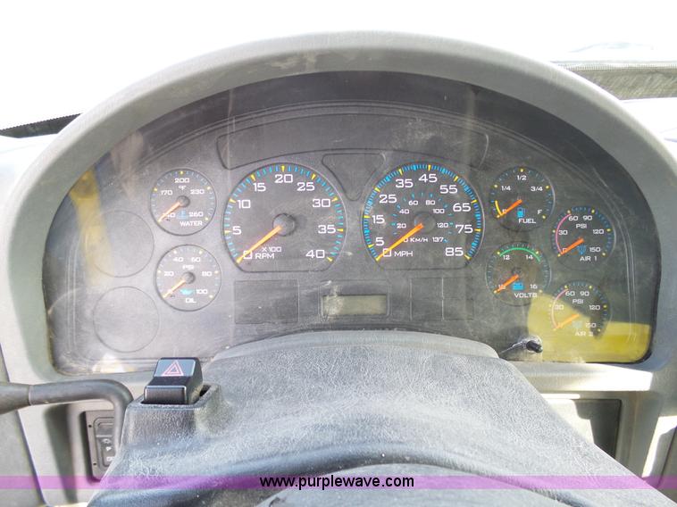 image for item K5488 2004 International DuraStar 4300 fuel truck