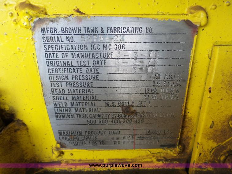 image for item K5490 2004 Freightliner Business Class M2 fuel truck