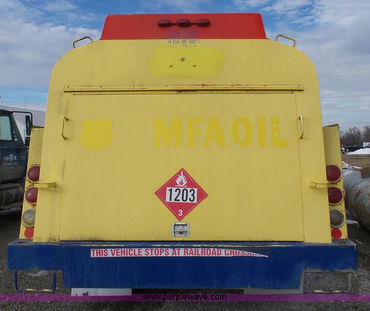 image for item K5491 1999 International 4900 fuel truck