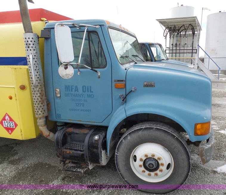 image for item K5491 1999 International 4900 fuel truck