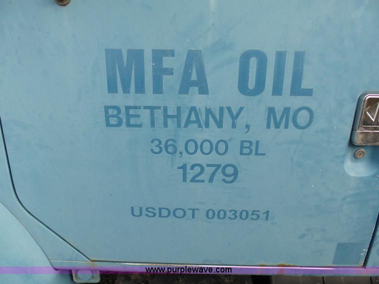 image for item K5491 1999 International 4900 fuel truck