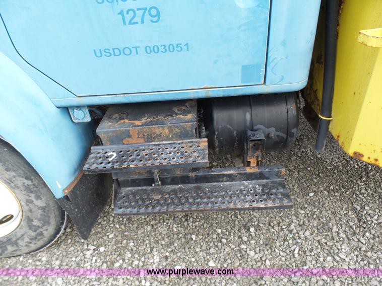 image for item K5491 1999 International 4900 fuel truck