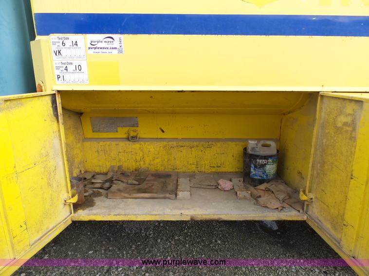 image for item K5491 1999 International 4900 fuel truck