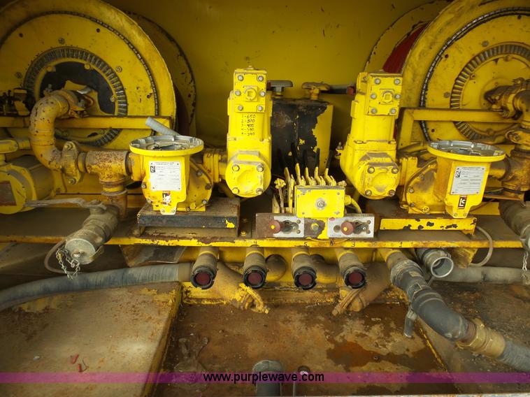 image for item K5491 1999 International 4900 fuel truck