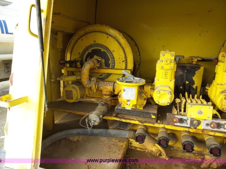 image for item K5491 1999 International 4900 fuel truck