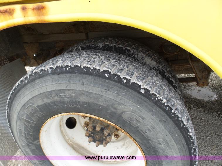 image for item K5491 1999 International 4900 fuel truck