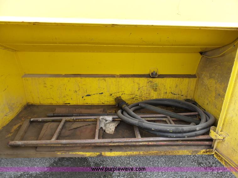 image for item K5491 1999 International 4900 fuel truck