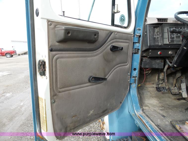 image for item K5491 1999 International 4900 fuel truck