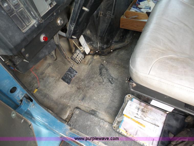 image for item K5491 1999 International 4900 fuel truck