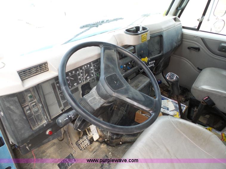 image for item K5491 1999 International 4900 fuel truck