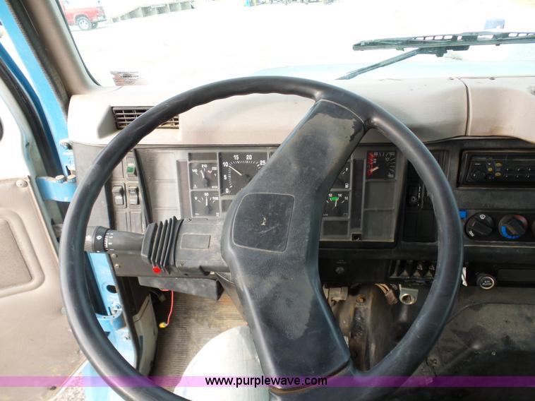 image for item K5491 1999 International 4900 fuel truck