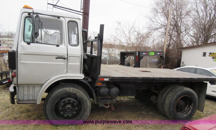 image for item K5496 1986 Mack flatbed truck