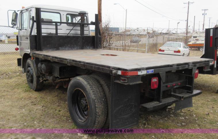 image for item K5496 1986 Mack flatbed truck