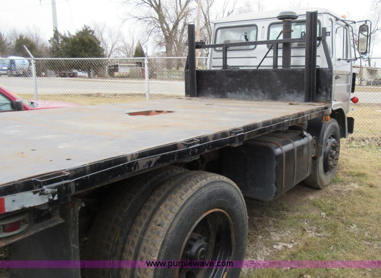 image for item K5496 1986 Mack flatbed truck