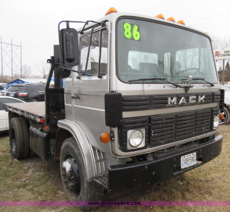 image for item K5496 1986 Mack flatbed truck