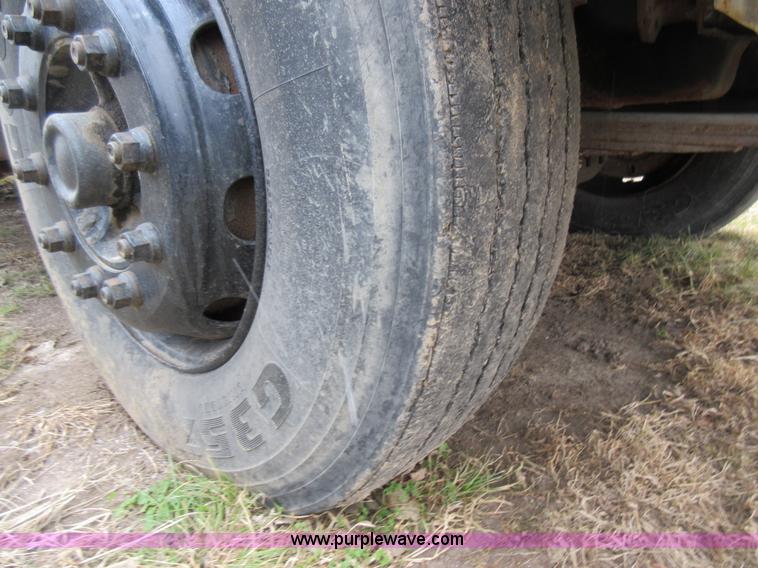 image for item K5496 1986 Mack flatbed truck